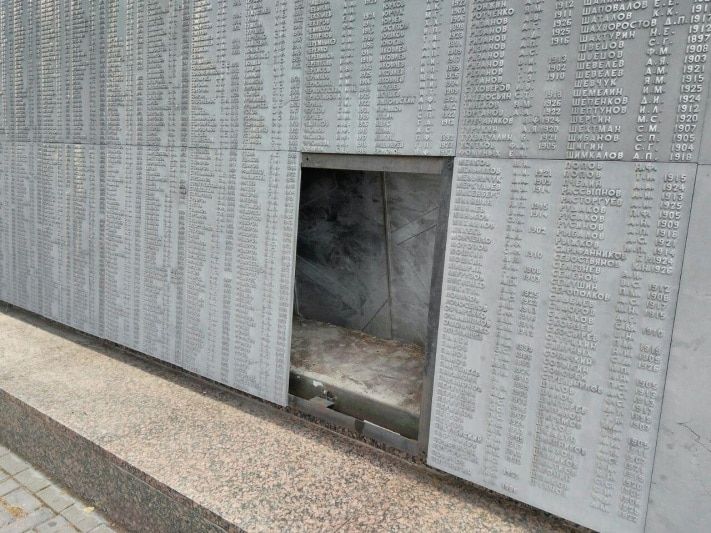 Памятники, Томские новости, Пропавшую мемориальную плиту в Лагерном саду Томска восстановят до конца недели Пропавшую мемориальную плиту в Лагерном саду Томска восстановят до конца недели