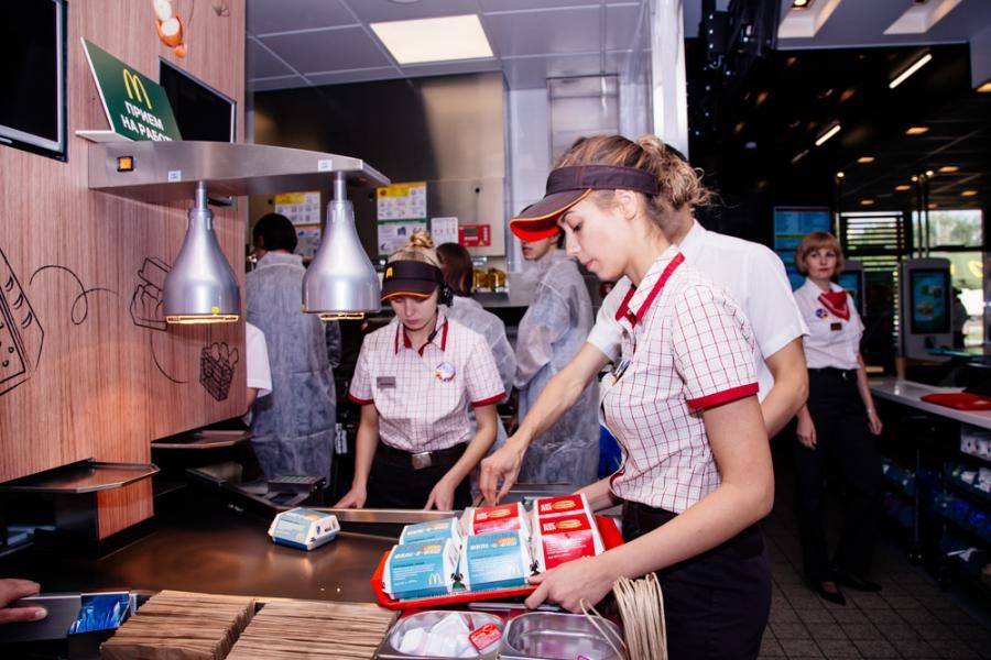 Томские новости, В первый день работы в томском «Макдоналдсе» побывало 6 тыс. гостей В первый день работы в томском «Макдоналдсе» побывало 6 тыс. гостей