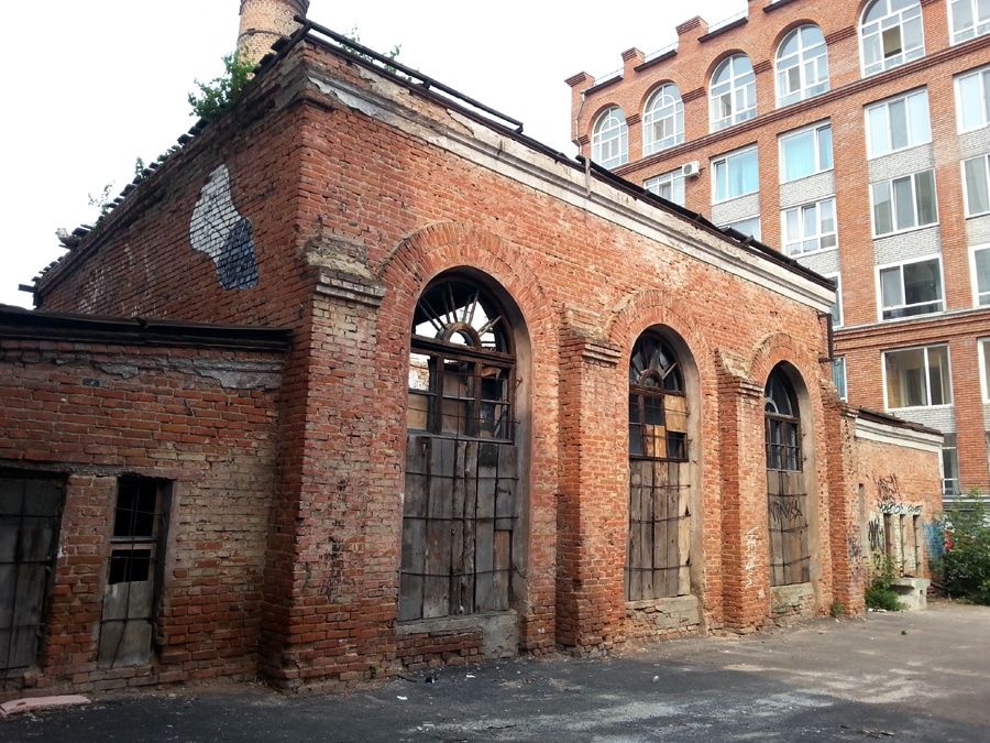 Городские детали: заброшенная котельная во дворе бани на Советской