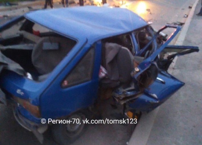 Происшествия, Томские новости, В Томске три человека получили травмы, попав в ДТП на угнанном авто (ФОТО) В Томске три человека получили травмы, попав в ДТП на угнанном авто (ФОТО)
