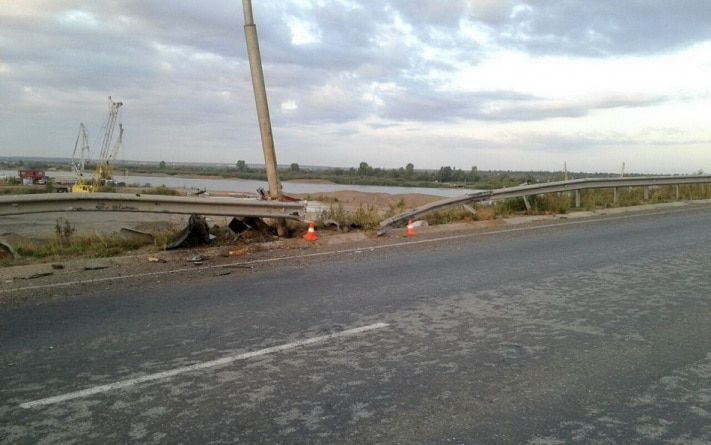 Происшествия, Томские новости, На трассе под Томском неопытный водитель врезался в ограждение и столб На трассе под Томском неопытный водитель врезался в ограждение и столб