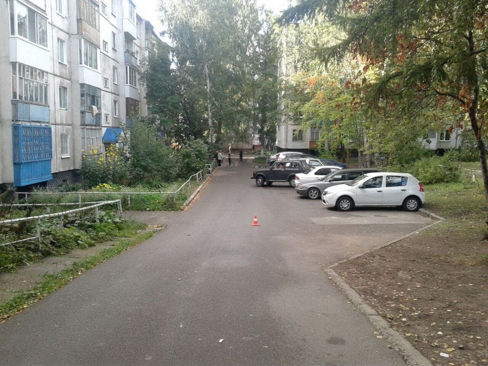 Происшествия, Томские новости, Водитель иномарки сбил подростка во дворе одного из домов Томска и скрылся Водитель иномарки сбил подростка во дворе одного из домов Томска и скрылся