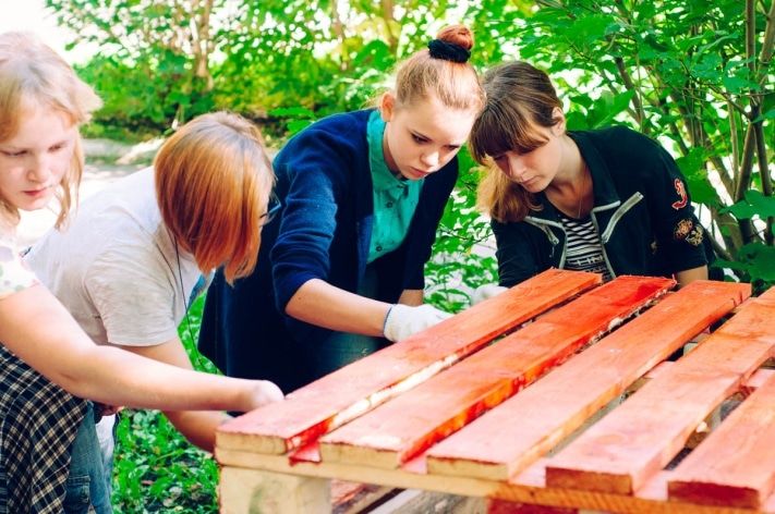 Городское благоустройство, Томские новости, Томские студенты установили лавочку из палет на субботнике-квесте Томские студенты установили лавочку из палет на субботнике-квесте