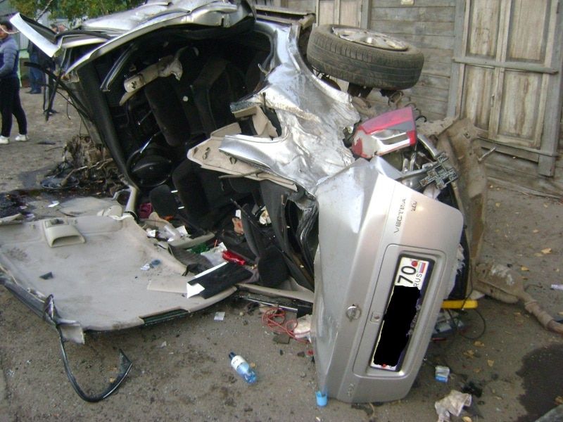 Происшествия, Томские новости, В Томске иномарка врезалась в два столба, один человек погиб В Томске иномарка врезалась в два столба, один человек погиб