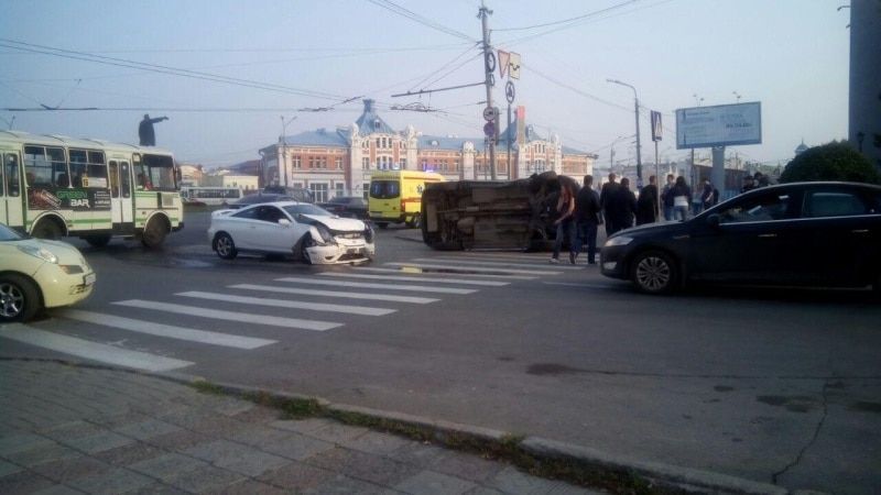 Происшествия, Томские новости, В центре Томска иномарка опрокинулась после ДТП, один человек пострадал (ФОТО) В центре Томска иномарка опрокинулась после ДТП, один человек пострадал (ФОТО)