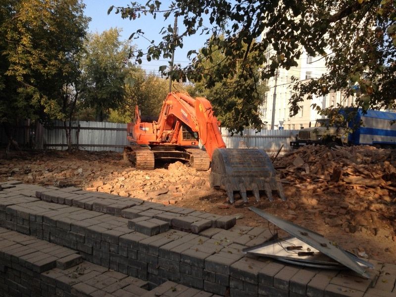 Томские новости, В Томске снесли каменную арку в Горсаду (ФОТО) В Томске снесли каменную арку в Горсаду (ФОТО)