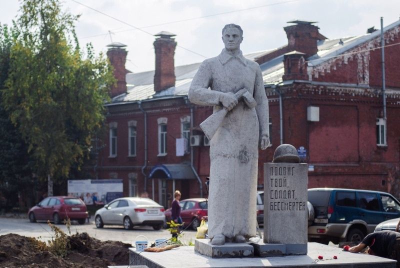 Памятники, Томские новости, Памятник солдату-освободителю переехал c территории «Томского подшипника» на новое место (ФОТО) Памятник солдату-освободителю переехал c территории «Томского подшипника» на новое место (ФОТО)