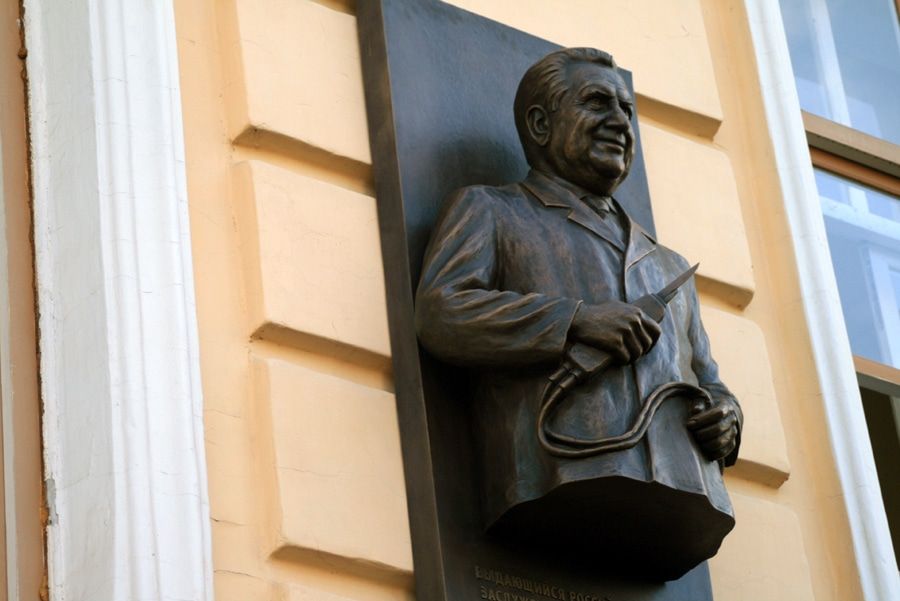 Памятники, Томские новости, В Томске торжественно открыли горельеф с бюстом Бориса Альперовича В Томске торжественно открыли горельеф с бюстом Бориса Альперовича