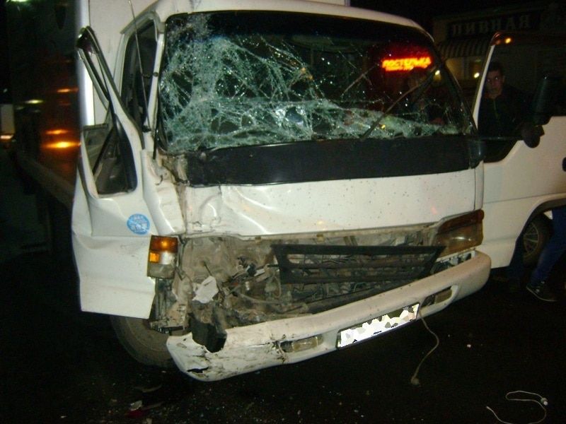 Происшествия, Томские новости, Водитель грузовика госпитализирован после столкновения с троллейбусом в Томске (ФОТО) Водитель грузовика госпитализирован после столкновения с троллейбусом в Томске (ФОТО)