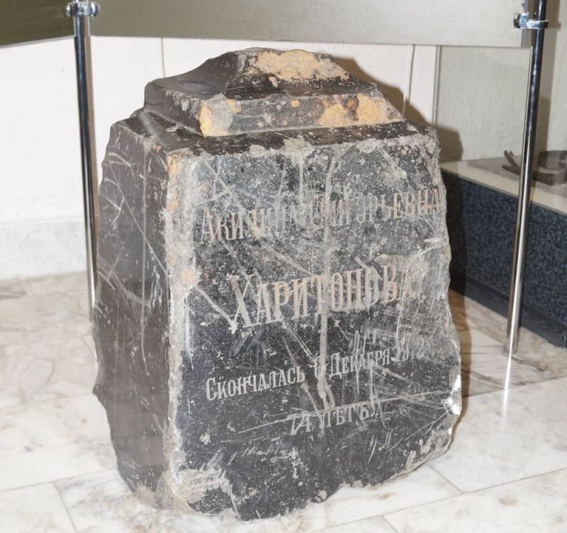 Томские новости, Старинное надгробие томской купчихи нашли работники СХК при уборке территории Старинное надгробие томской купчихи нашли работники СХК при уборке территории