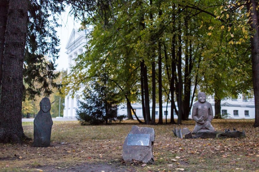 Каменные бабы.Кто стоит в Университетской роще