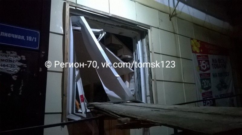 Криминал, Томские новости, Неизвестные похитили сейф из магазина в Томске (ФОТО) Неизвестные похитили сейф из магазина в Томске (ФОТО)