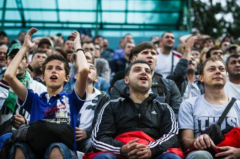 Происшествия, Томские новости, Три семейные пары подрались в Томске из-за футбольного матча Три семейные пары подрались в Томске из-за футбольного матча