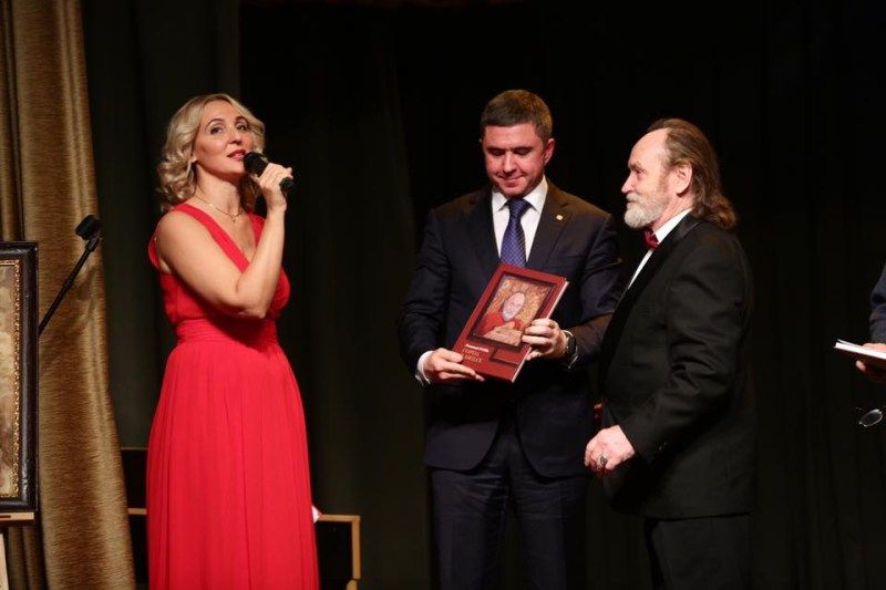 Книги в Томске, Томские новости, Томский художник Леонтий Усов выпустил новую книгу «Город в лицах» Томский художник Леонтий Усов выпустил новую книгу «Город в лицах»