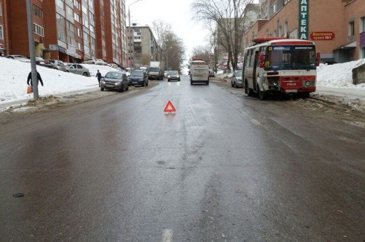 Происшествия, Томские новости, В Томске иномарка столкнулась с маршруткой, пострадал пожилая женщина В Томске иномарка столкнулась с маршруткой, пострадал пожилая женщина