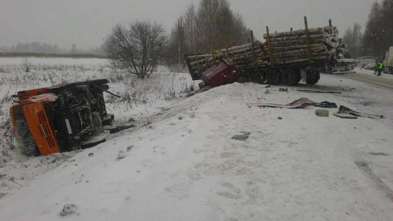 Происшествия, Томские новости, Водитель КамАЗа погиб при столкновении трех грузовиков на трассе Томск—Мариинск Водитель КамАЗа погиб при столкновении трех грузовиков на трассе Томск—Мариинск