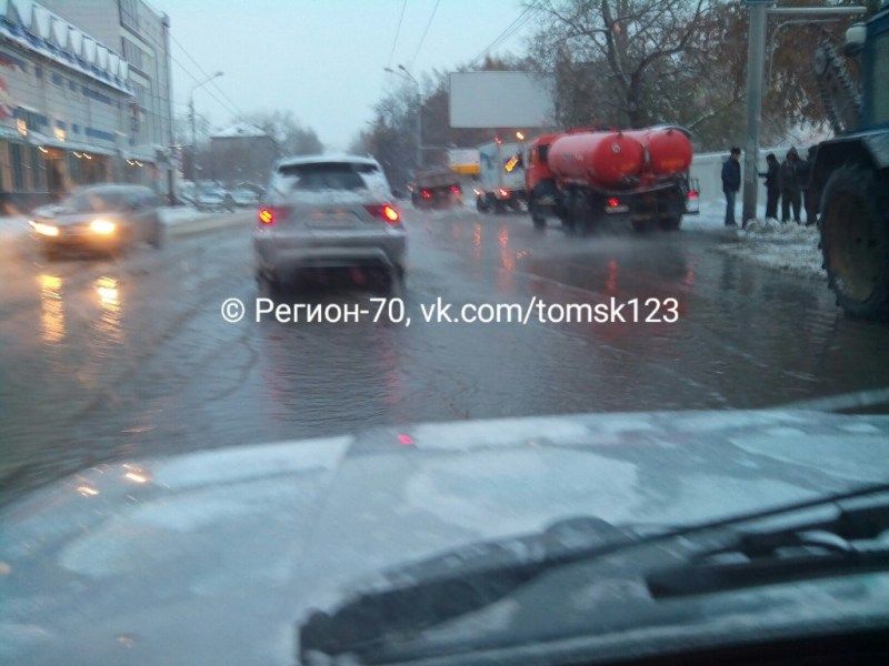 ЖКХ, Томские новости, Проспект Ленина в Томске подтопило из-за повреждения на водопроводе Проспект Ленина в Томске подтопило из-за повреждения на водопроводе