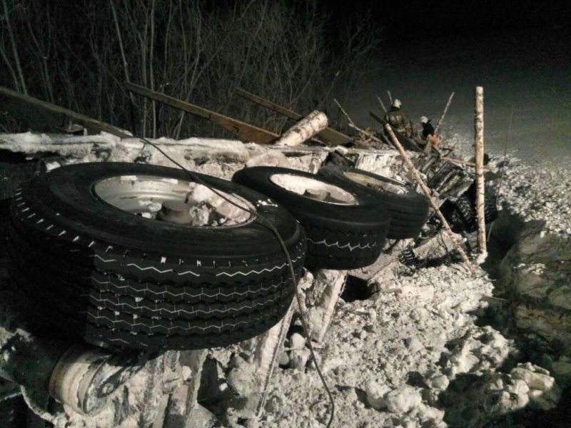 Происшествия, Томские новости, авария На трассе под Томском перевернулся лесовоз. Водителя засыпало бревнами (ФОТО)