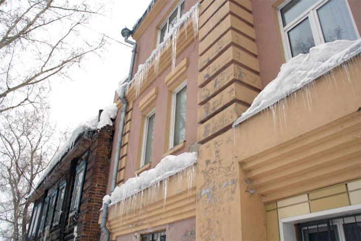 Происшествия, Томские новости, упал с крыши сорвался упал пострадал уборка снега с крыши чистка крыши в Томске В Томске мужчина погиб во время уборки снега с крыши дома