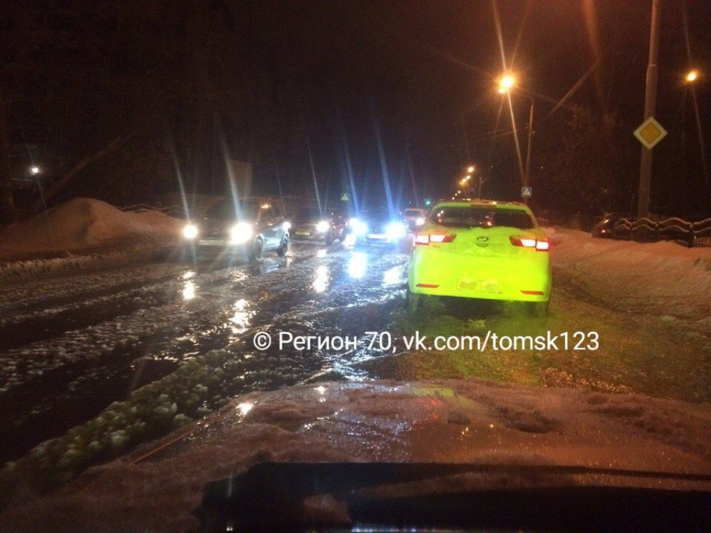 ЖКХ, Происшествия, Томские новости, подтоплены авария ЖКХ водопровод отключение воды В Томске несколько улиц подтопило из-за утечки на водопроводе (ФОТО)