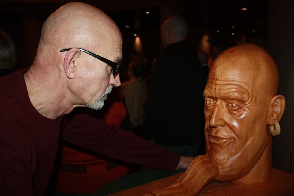 Культура в Томске, Томские новости, Леонтий Усов русский рок Москва скульптура Ширвиндт Скляр Галанин Макаревич Ревякин Землянухина Арба Томский скульптор представил в Москве деревянных «Идолов русского рока» (ФОТО)