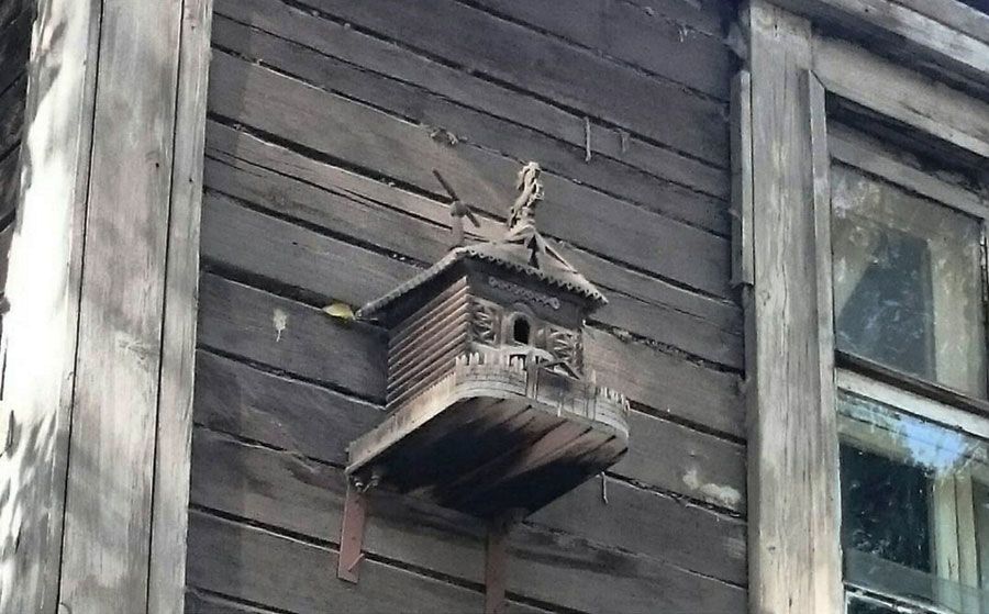 Городские детали: скворечник с томским конем на Елизаровых