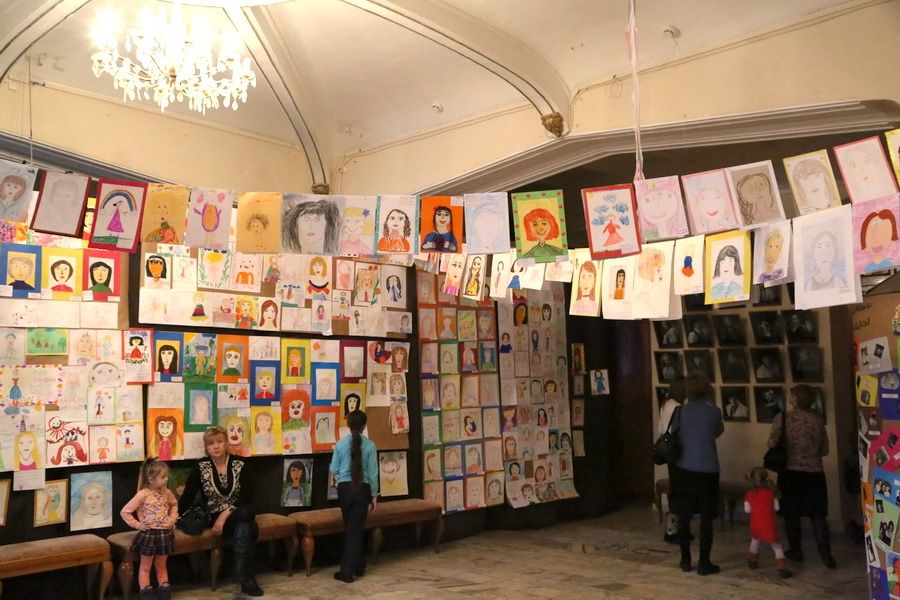 Конкурсы и акции, Томские новости, Конкурс детского рисунка день матери скоморох тысяча рисунков Томский театр «Скоморох» завалили тысячей детских рисунков (ФОТО)