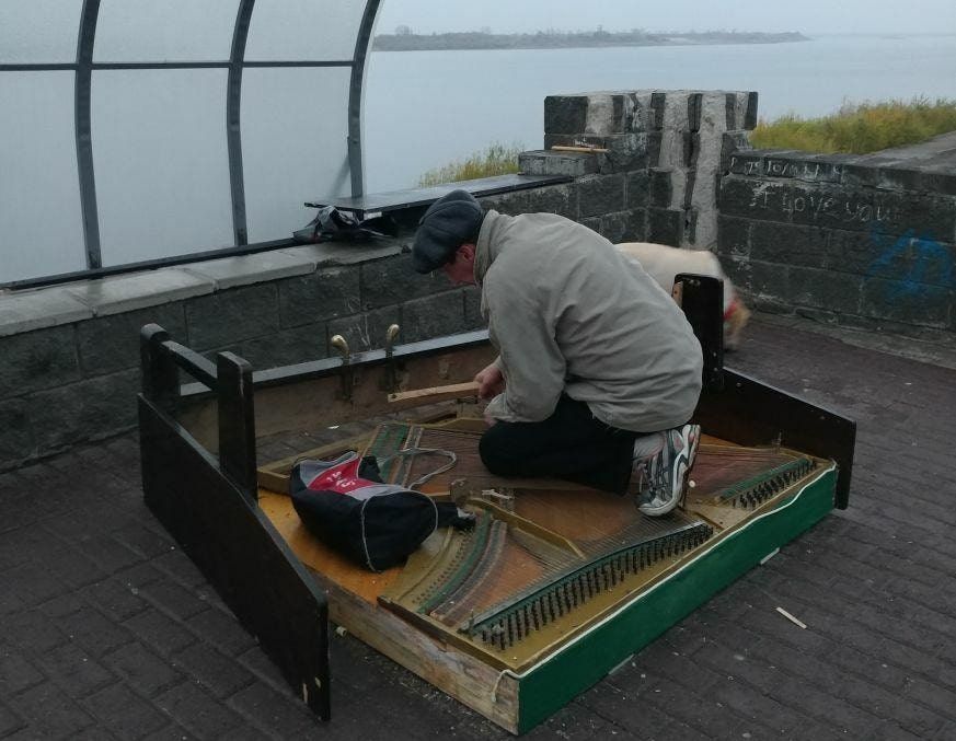 Происшествия, Томские новости, уличное пианино сломали Пьяный вандал разломал уличное пианино в Томске (ФОТО)