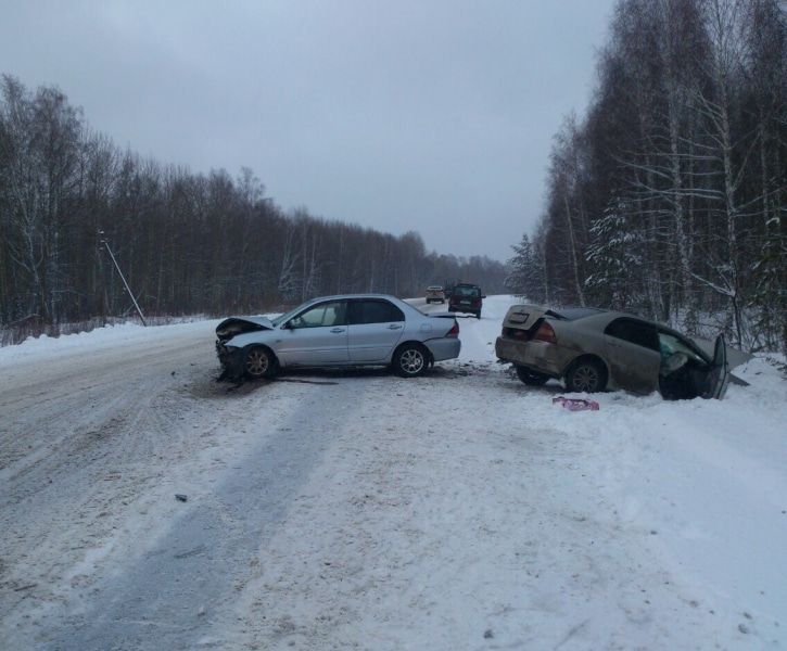 Происшествия, Томские новости, авария ДТП столкнулись попали в аварию лоб в лоб женщина за рулем Три женщины и ребенок пострадали при столкновении двух иномарок на трассе Томск-Асино (ФОТО)