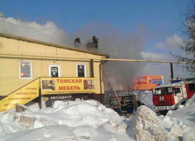 Происшествия, Томские новости, пожар эвакуировали горит торговый центр Город Посетителей торгового центра в Томске эвакуировали из-за горящего по соседству здания (ФОТО)
