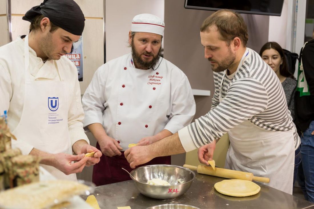Еда, Томские новости, Томск Масленица Еда готовить сырники ушки Максим Сырников Масленица без блинов: Максим Сырников научил томичей готовить «русские ушки с творогом» (ФОТО)