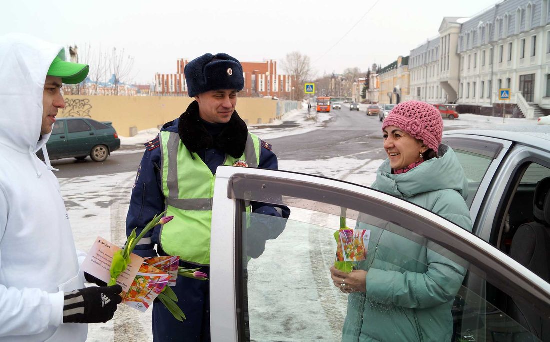 Томские новости, Томск 8 марта skoda цветы подарки женщины дарить «Цветочный патруль» ŠKODA поздравил томичек с 8 марта