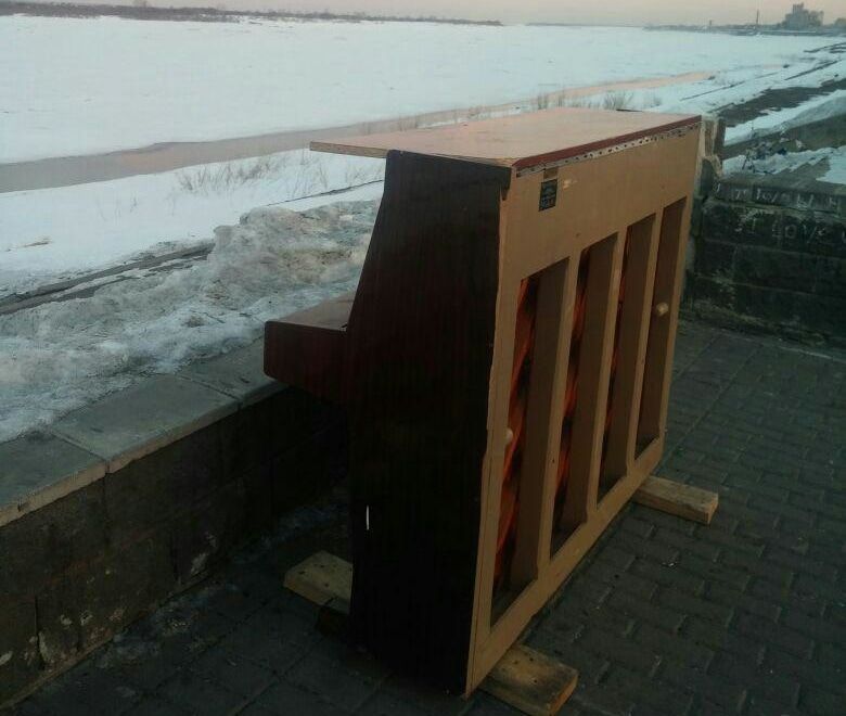 Культура в Томске, Томские новости, пианино музыкальный инструмент уличное В центре Томска вновь появилось уличное пианино (ФОТО)