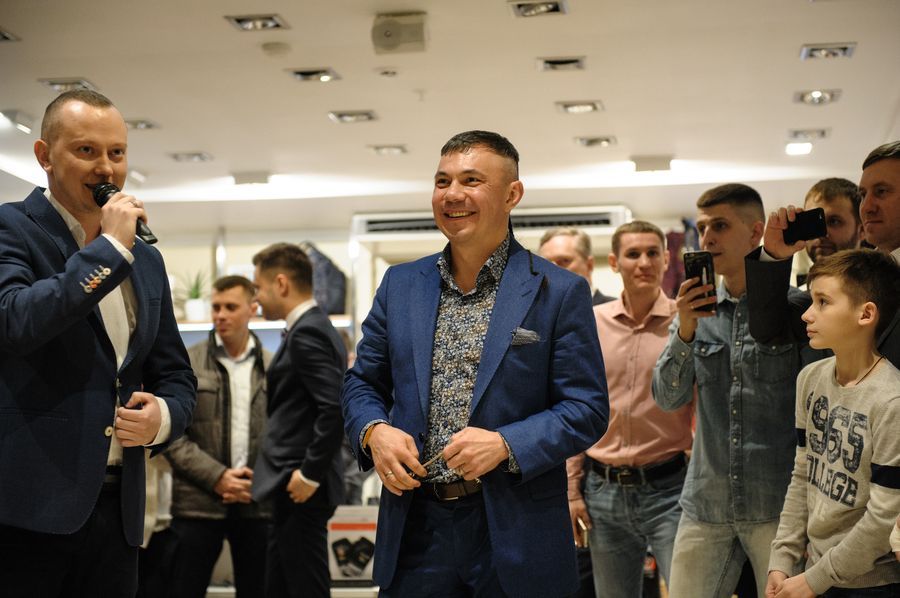 Томские новости, цум Цзю Костя Цзю чувак с косичкой презентация в ЦУМе Легендарный боксер Константин Цзю провел встречу с клиентами ЦУМа (ФОТО)