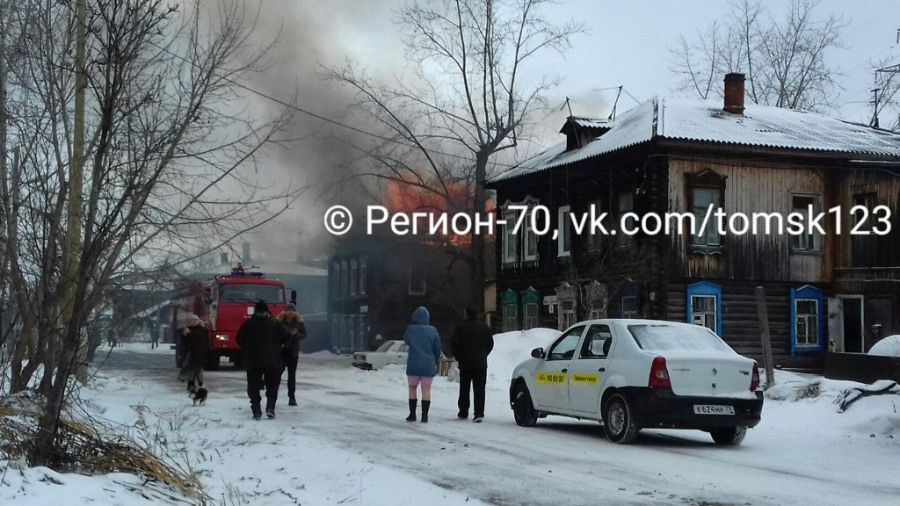 Происшествия, Томские новости, пожар деревянный дом горит фото Пожарные эвакуировали человека из горящего деревянного дома в историческом районе Томска (ФОТО)