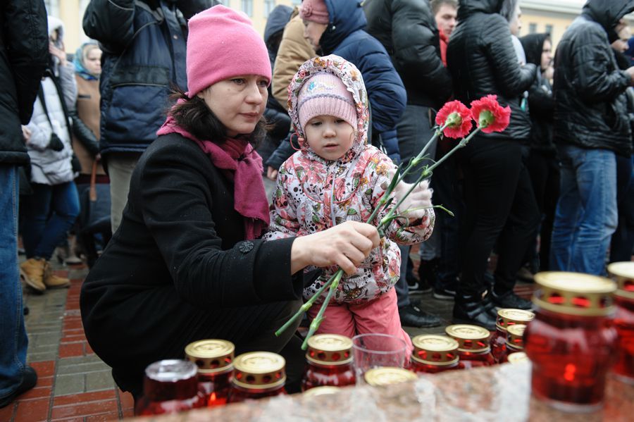 Томские новости, Фото недели, Фотокалендарь, метро жертвы акция память Фотоподробности: В Томске почтили память жертв теракта в петербургском метро