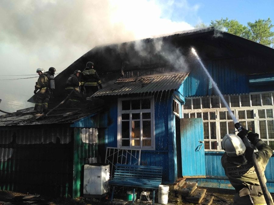Происшествия, Томские новости, пожар горит огонь Петропавловский собор церковь загорелась На территории Петропавловского собора Томска загорелся дом священника (ФОТО)