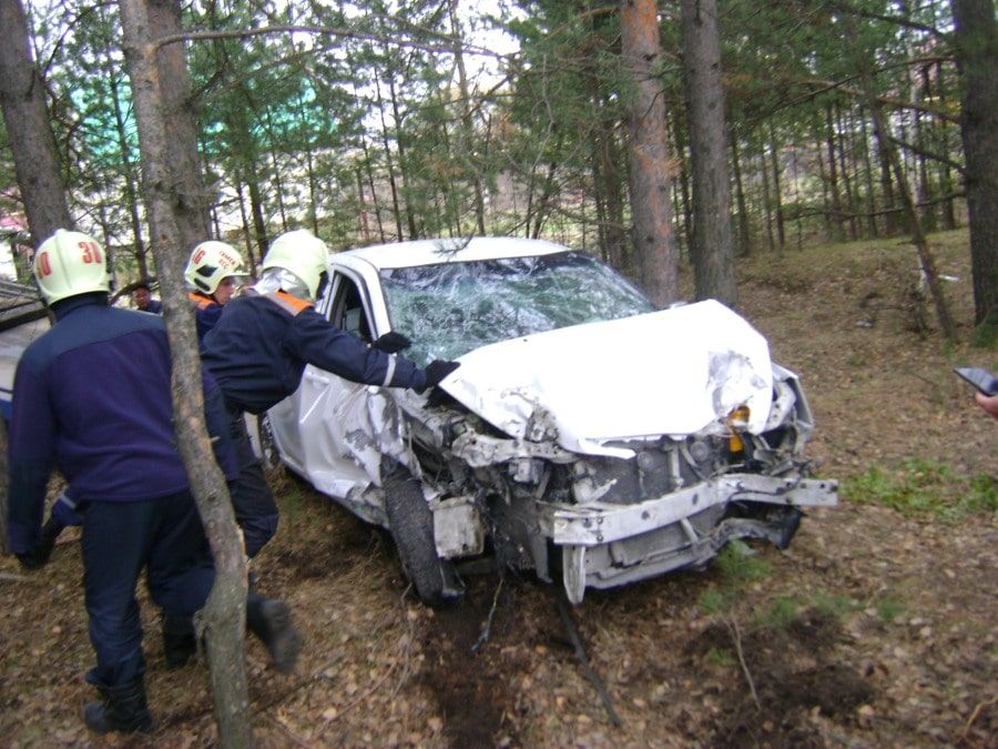 Происшествия, Томские новости, ГИБДД ДТП авария съехал в кювет автомобиль без номеров пострадал человек Под Томском иномарка без номеров врезалась в деревья, водитель скрылся (ФОТО)