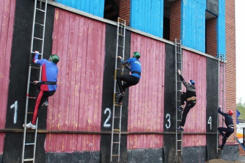 Спорт, Томские новости, пожарно-прикладной спорт дети бегают спортивные пожарники таскают лестницы дети в касках В Томске прошел чемпионат по пожарно-прикладному спорту (ФОТО)