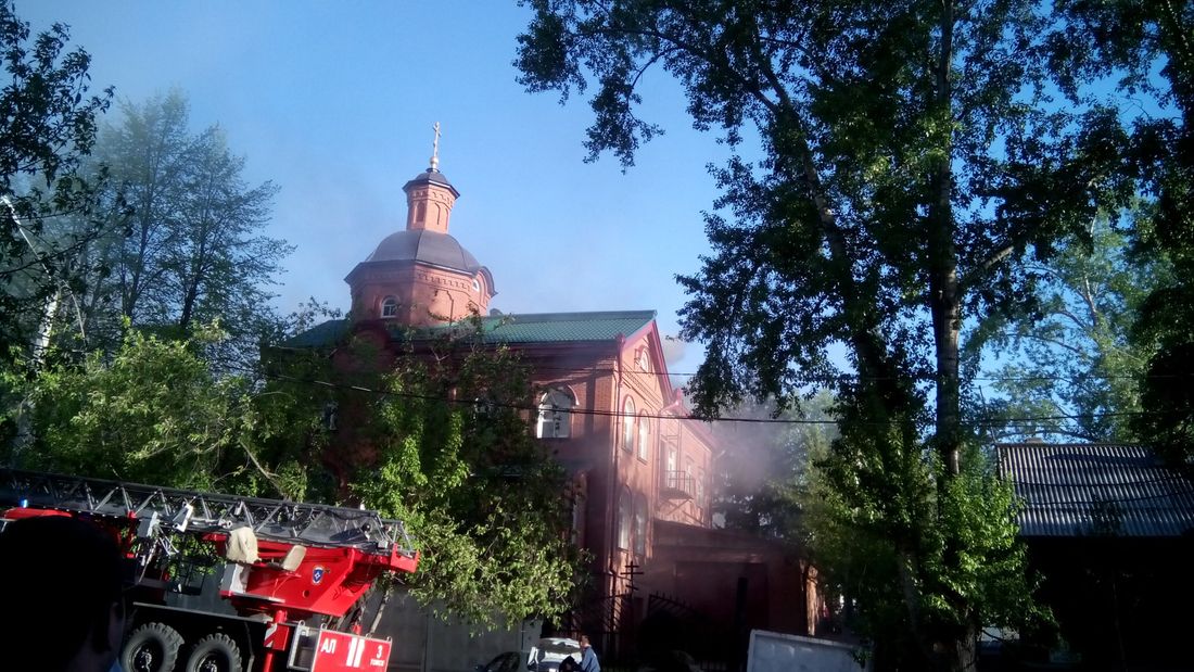 Происшествия, Томские новости, Томск пожар видео собор постройки МЧС В Томске на территории Петропавловского собора произошел пожар (ВИДЕО)