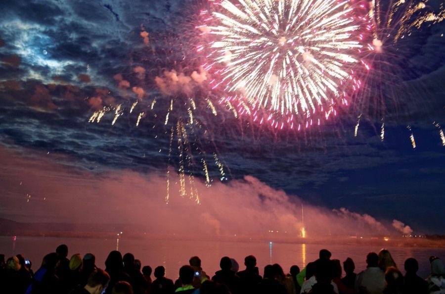 День Победы, Томские новости, салют фейерверк День Победы Около 30 тыс. томичей посмотрели праздничный салют в честь Дня Победы