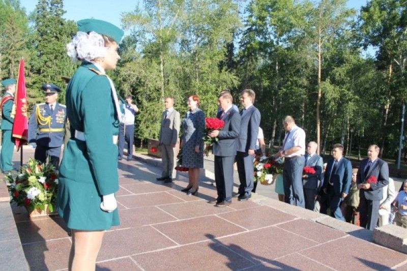 ЗД ТО, Томские новости, дума цветы память депутаты Депутаты томской облдумы возложили цветы к Вечному огню и могилам воинов ВОВ (ФОТО)