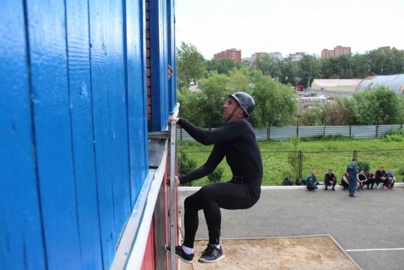 Спорт в Томске, Томские новости, лучший пожарный конкурс спорт выбрали победителя мчс фото мужики бегают В Томске выбрали лучшего пожарного (ФОТО)