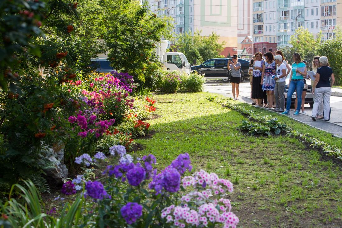 Городское благоустройство, Дума Томска, Томские новости, Томский дворик конкурс депутаты городская дума балконы дворы благоустройство Комиссия «Томского дворика» осмотрела клумбы, площадки и балконы в Октябрьском районе (ФОТО)