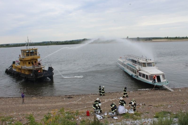 Безопасность, Томские новости, МЧС учения пожар на судне пожар на воде потушили пожарные Томские пожарные «потушили» катер (ФОТО)