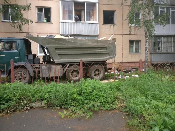 Город, Томские новости, Томск мусор томич судебные приставы исполнение штраф Из двухкомнатной квартиры в Томске вывезли 4 грузовика накопленного мусора (ФОТО)