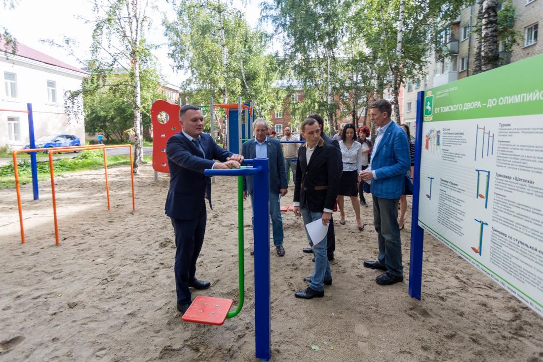 Дума Томска, Спорт, Спорт в Томске, Томские новости, Во время объезда депутаты посетили шесть адресов, где были установлены площадки. Городские депутаты проверили, как идет строительство спортплощадок в Томске (ФОТО)