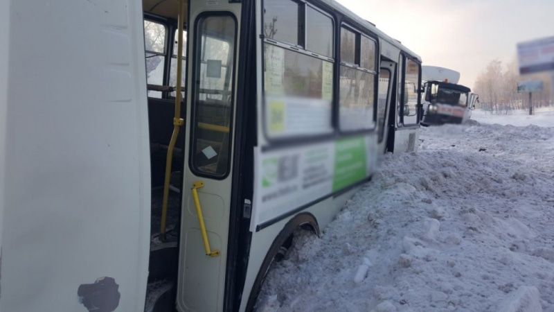 Происшествия, Томские новости, авария ДТП столкнулись врезались сводка происшествий грузовик ПАЗ Три человека пострадали при столкновении маршрутки и МАЗа (ФОТО)