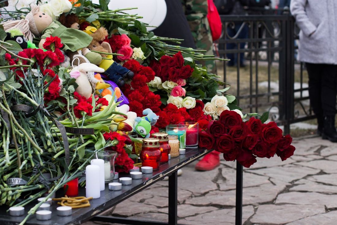 Пожар в ТЦ «Зимняя Вишня», Томские новости, кузнецы Пожар в Кемерово погибли дети сколько людей пострадали памятник Союз кузнецов изготовит дерево в память о погибших в кемеровской «Зимней вишне»