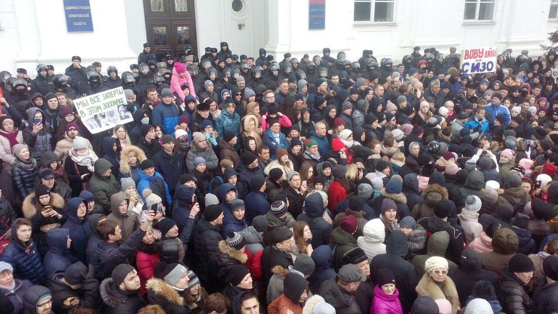 Пожар в ТЦ «Зимняя Вишня», Томские новости, пожар Кемерово митинг Путин Дополнительные силы ОМОН прибыли на площадь в Кемерове, где проходит стихийный митинг